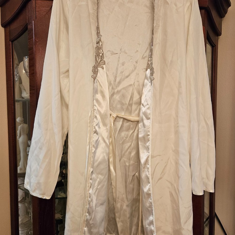 Vintage Floral Nikrooz White Satin with Lace Kimono - Picture 6 of 8
